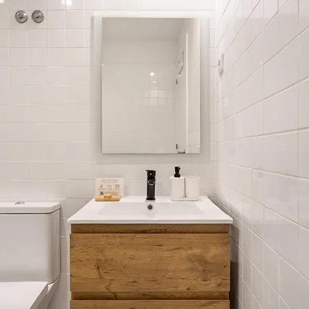 Ajuda Charm With Garden דירה